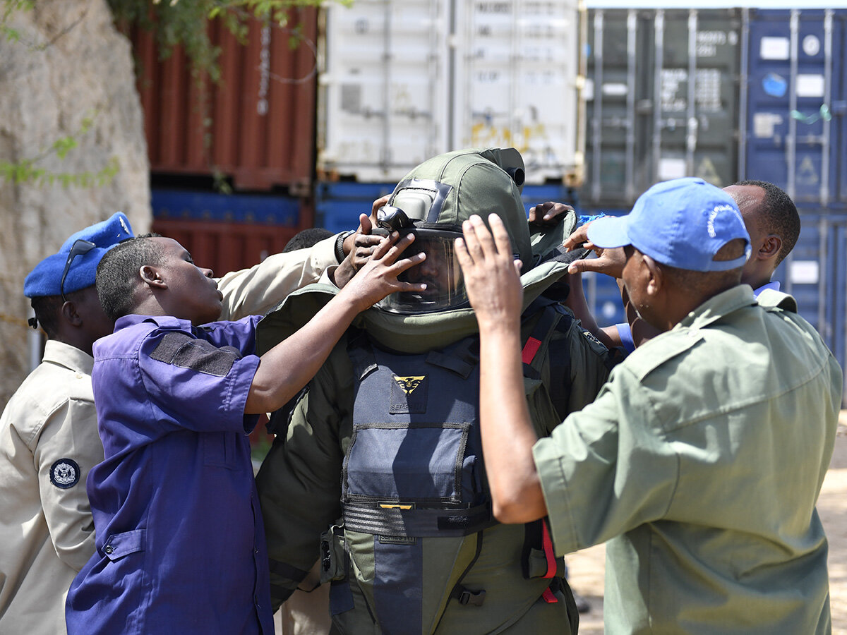 Training Somali police on bomb disposal. Photo: UNMAS/Mohamed Gulaid